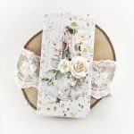 Ręcznie robiona kartka ślubna w kolorze białym z pastelowymi kwiatami i białymi różami. Piękna kartka ręcznie robiona z motywem pary młodej. Prezent na wesele robiony ręcznie.