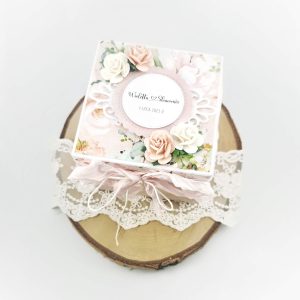 Ręcznie robiony exploding box w kolorze różowym, idealny wybór na ślub. Oryginalny prezent dla Pary Młodej od świadków lub rodziców.
