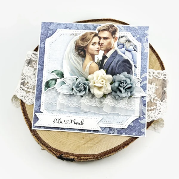 Ręcznie robiona kartka na wesele w odcieniach niebieskiego z personalizowanym napisem z imionami pary młodej, z opcją wydruku życzeń i kieszonką na gotówkę. Oryginalna kartka ślubna handmade.