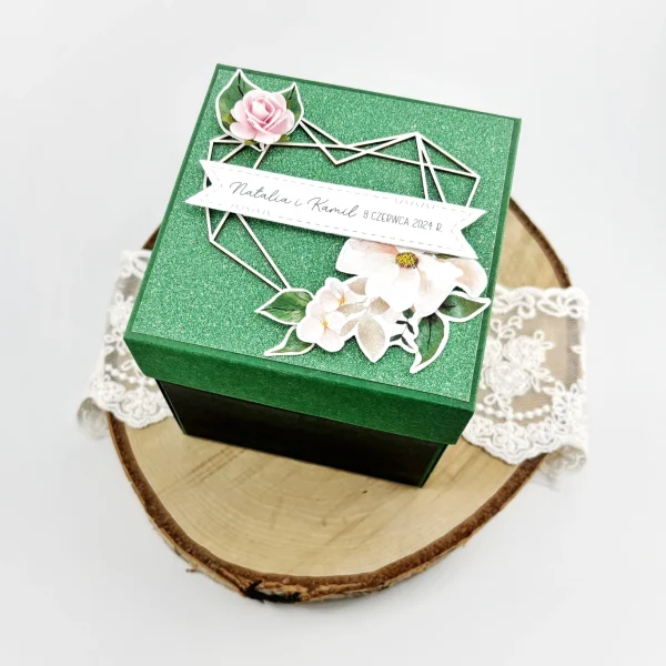 Exploding box na ślub w kolorze butelkowej zieleni z trójwymiarową dekoracją i personalizowanym tekstem. Oryginalny prezent dla pary młodej od świadków.